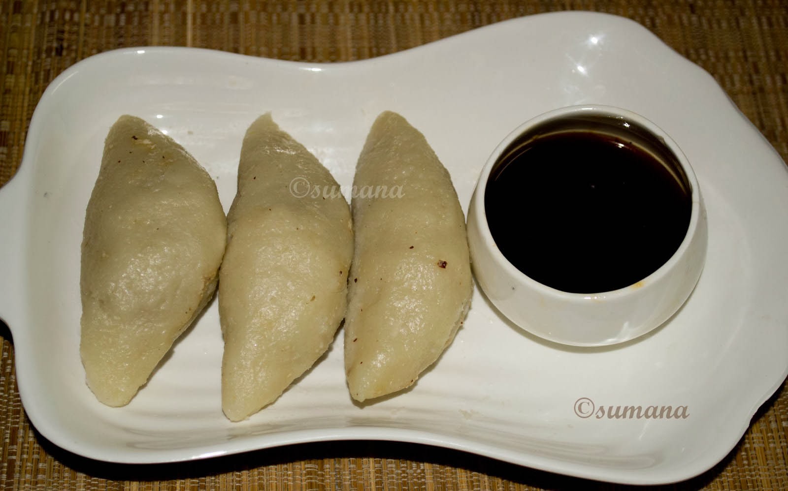 vapa pithe or puli pithe is a dumpling made of rice flour and coconut made by Bengalis during Poush Sankranti